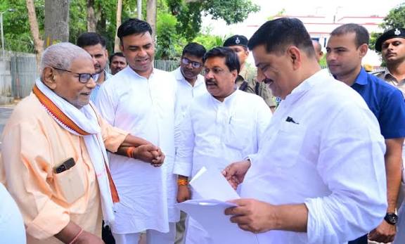 JD(U) National Working President Sanjay Kumar Jha Connects with the Public: Massive Crowd Swarms His Patna Residence; Issues Strict Directives for Resolving Grievances