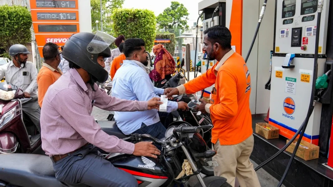 Fuel Price Alert: पेट्रोल-डीजल ने तोड़ा 4 साल का रिकॉर्ड! आज सुबह जारी हुए नए दाम; जेब पर बढ़ेगा बोझ?