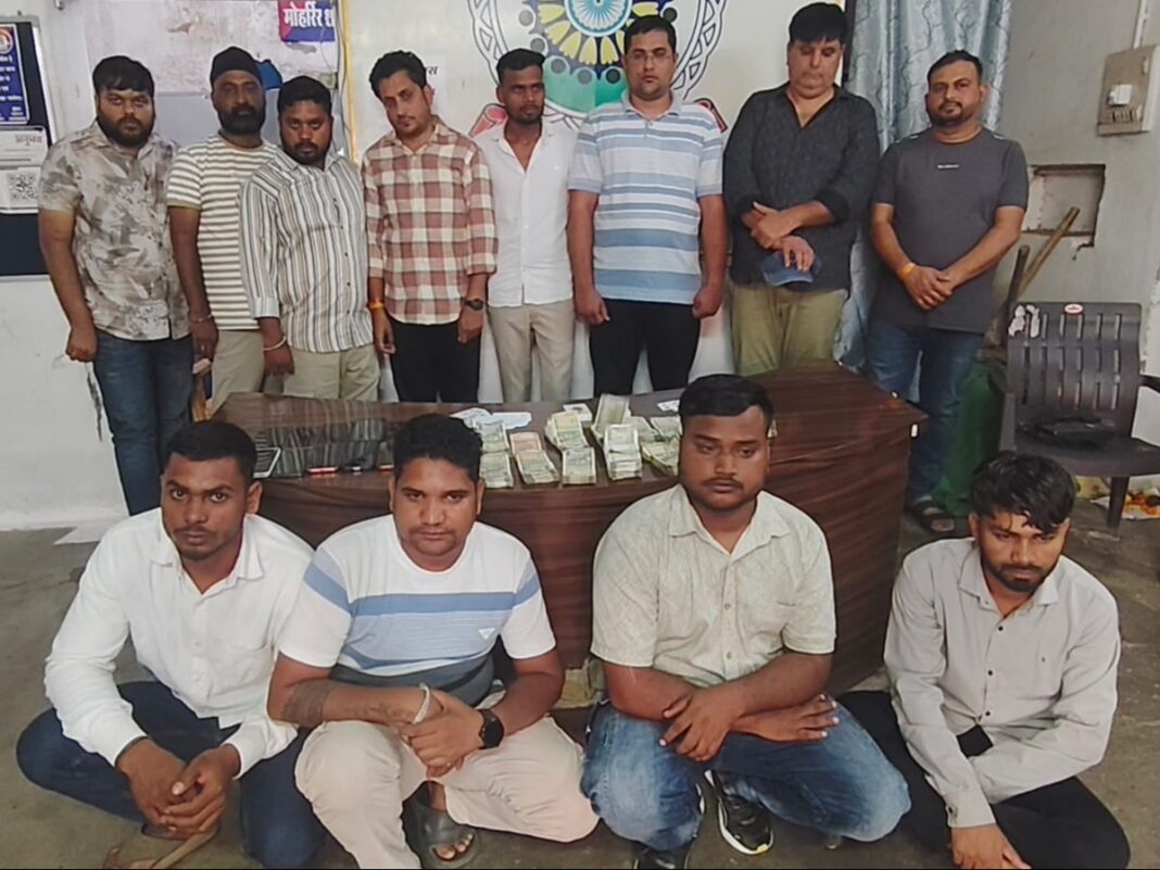 दुर्ग पुलिस का बड़ा एक्शन: जुए के फड़ पर छापा, 12 जुआरी गिरफ्तार; 9 लाख से अधिक नकदी जब्त
