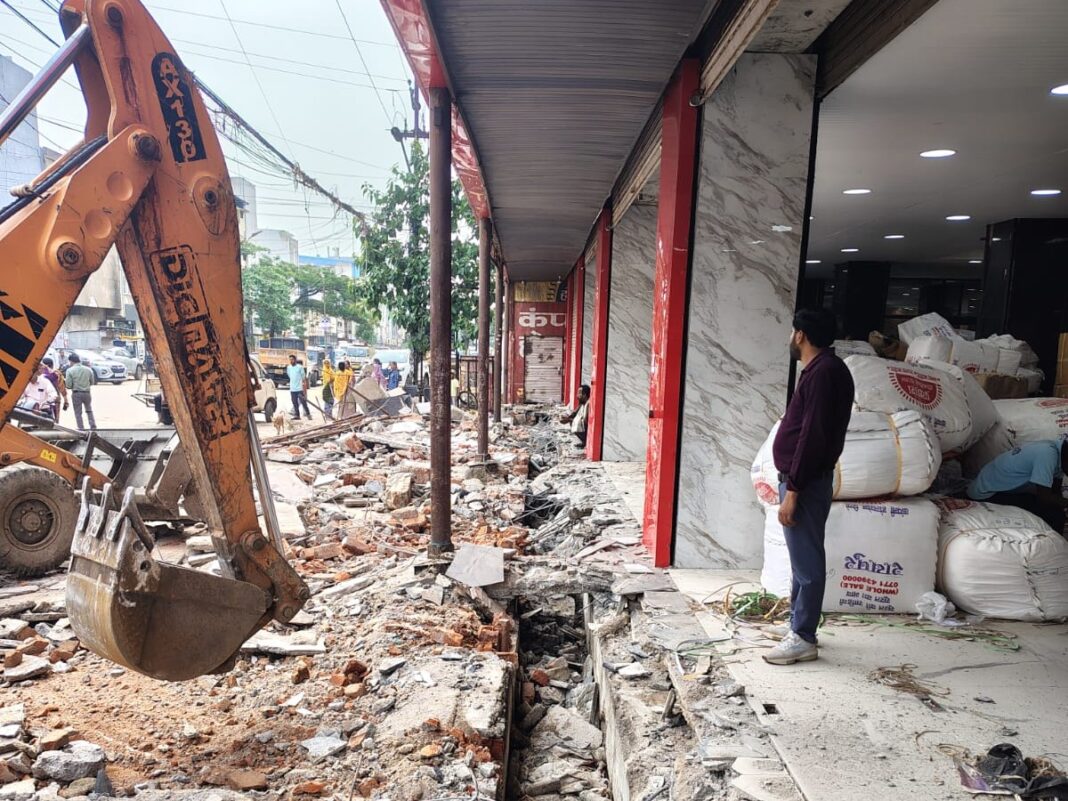 Major crackdown by the Municipal Corporation in Raipur: Bulldozers raze structures at Prakash Wholesale; illegal plotting on 3 acres and encroachments on a drain demolished