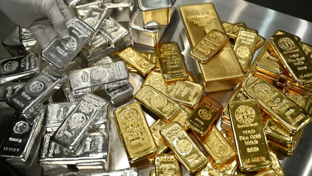 सोना-चांदी में लगातार तीसरे दिन गिरावट, चांदी 8,400 रुपये टूटी खरीदारी करने वालों के लिए बढ़ा मौका