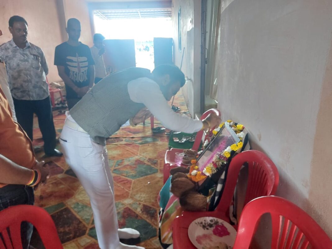 परपोड़ी पहुंचे करणी सेना प्रदेश अध्यक्ष वीरेंद्र सिंह तोमर, दिवंगत वीरेंद्र सिंह राजपूत को अर्पित किए श्रद्धासुमन