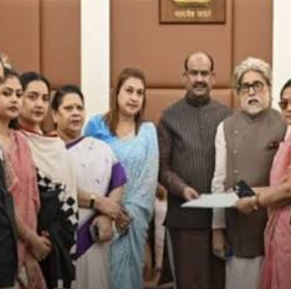 Notices issued to 20 rebel TMC MPs; directed to file a reply within 7 days