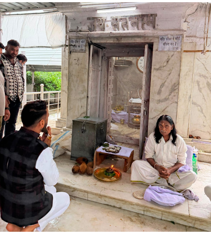 Virendra Singh Tomar bowed his head before Guru Gaddi and sought blessings of happiness and prosperity