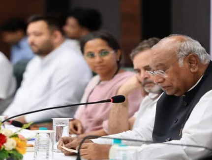 CEC ज्ञानेश कुमार के खिलाफ कार्रवाई की तैयारी, SIR पर कानूनी लड़ाई तेज; 2 से 8 अक्टूबर तक देशव्यापी अभियान