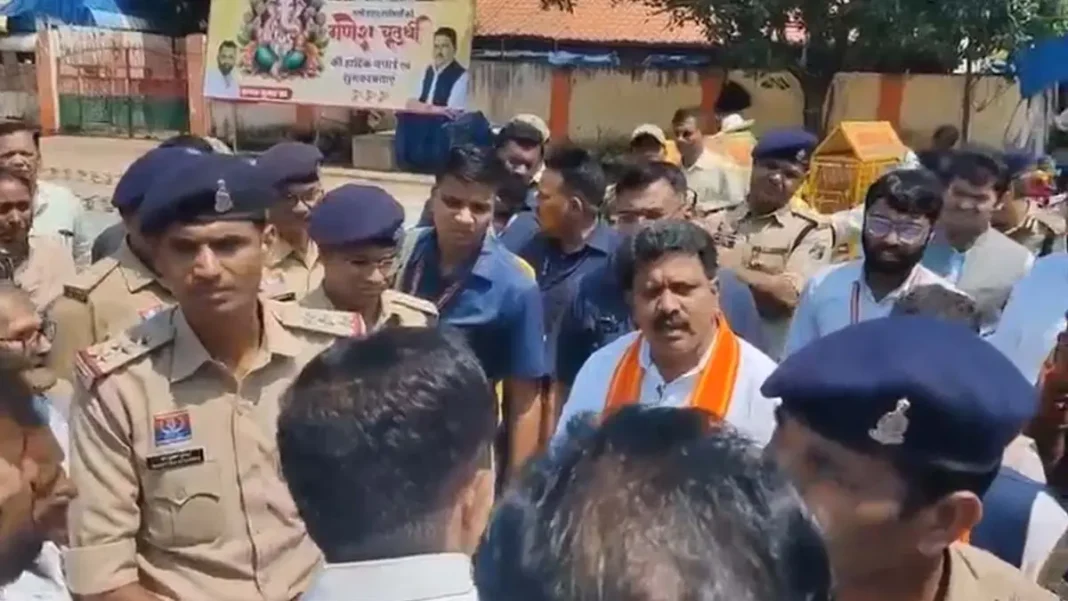 जगदलपुर में दीपोत्सव को लेकर बवाल: मिताली चौक में भाजपा-कांग्रेस कार्यकर्ता आमने-सामने, नारेबाजी के बाद धक्का-मुक्की