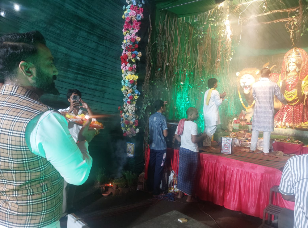 Tikrapara resonates with chants in honor of the Goddess; Virendra Singh Tomar participates in the Maha Aarti
